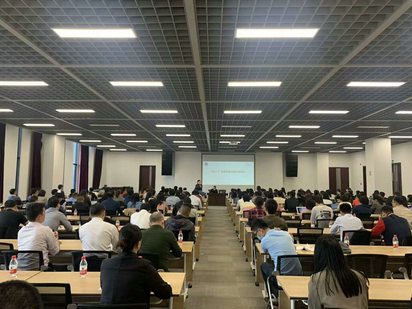 浙江省婚姻家庭委回会走进宁波，主张老师：吴晓洁律师、沈建红律师、郑海丽律师章卫光律师，会场坐无虚席