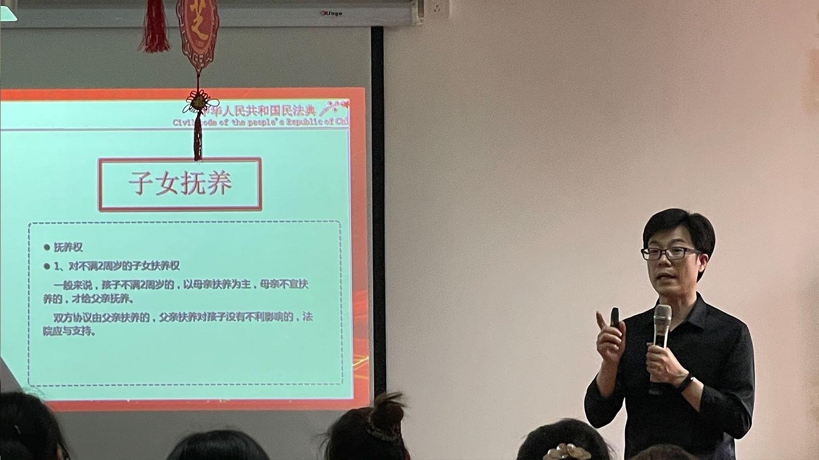 吴灵辉为宁波四明大药房宣讲民法典，为其员工普及婚姻法、继承法相关内容