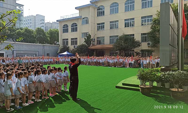 吴灵辉律师与宁波广济小学全体1000师生举行升国旗仪式