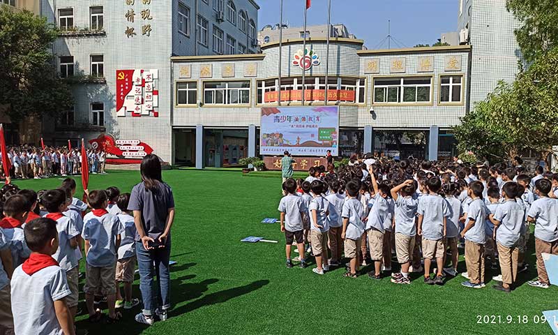 同学们聚精会神地听吴灵辉律师讲《未成人保护法》