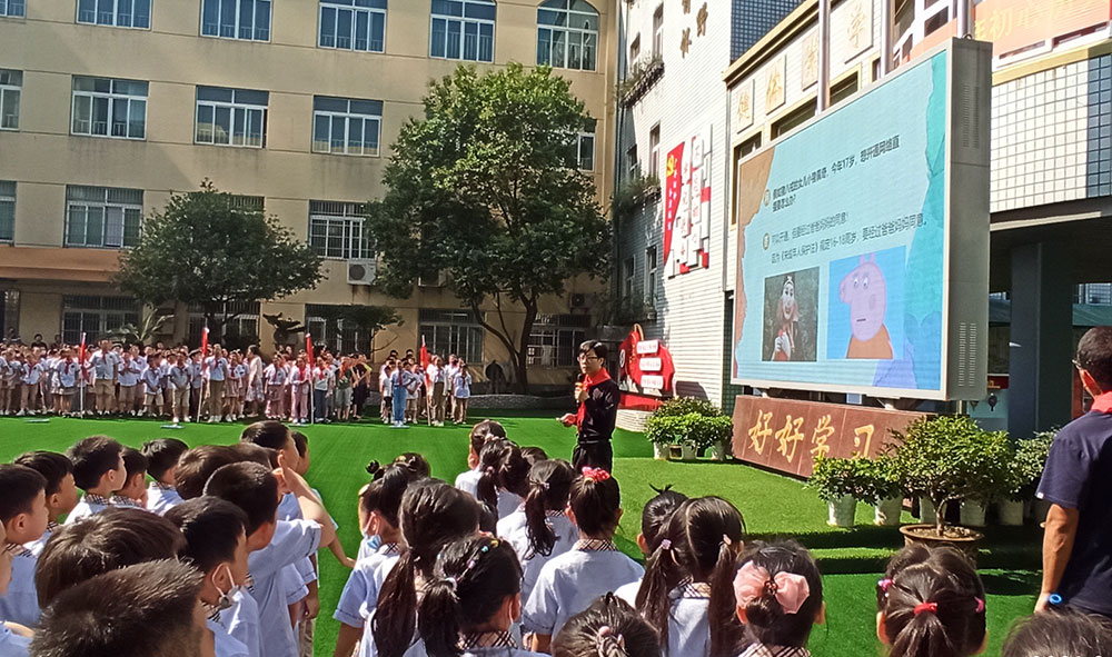 北京德恒宁波律师事务所吴灵辉律师在做普法宣传