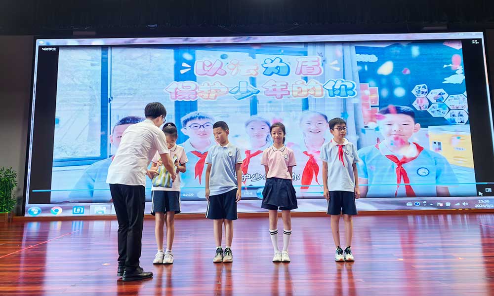 宁波律师吴灵辉给获奖同学颁奖